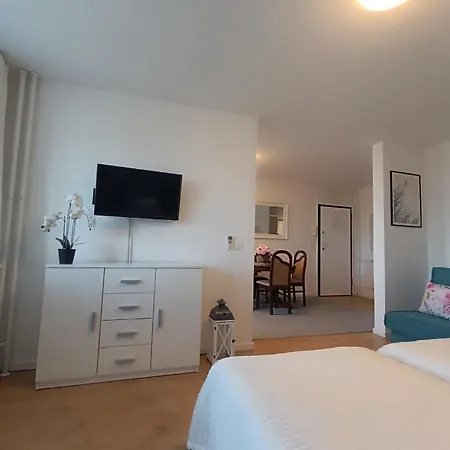 Apartment Aura - Balcony - Easy Tram To Old Town - Free Parking